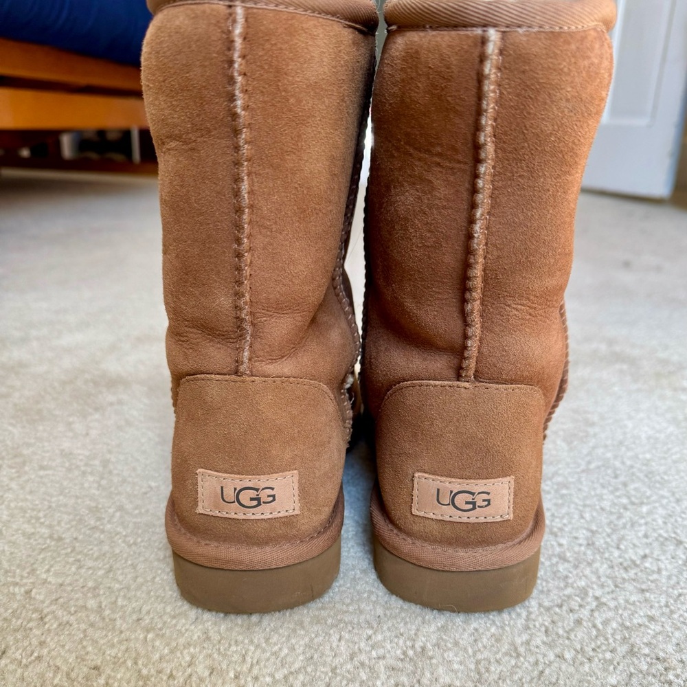 UGGS Classic Short II NWOT (worn 1x)